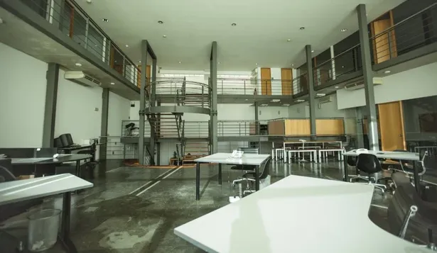 El edificio, ubicado en Américo Ricaldoni, estaba diseñado especialmente para la productora