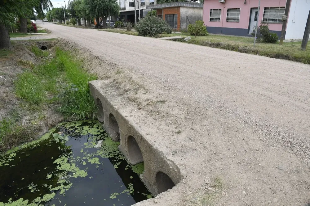 Las cunetas siempre están húmedas pese a la sequía, ante la falta de saneamiento