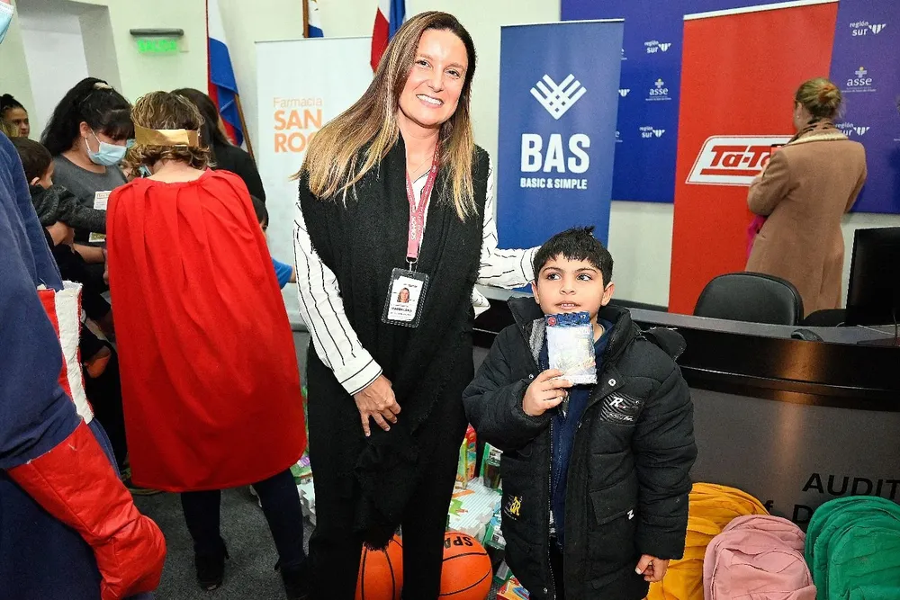 Magdalena Mutio haciendo entrega de regalos