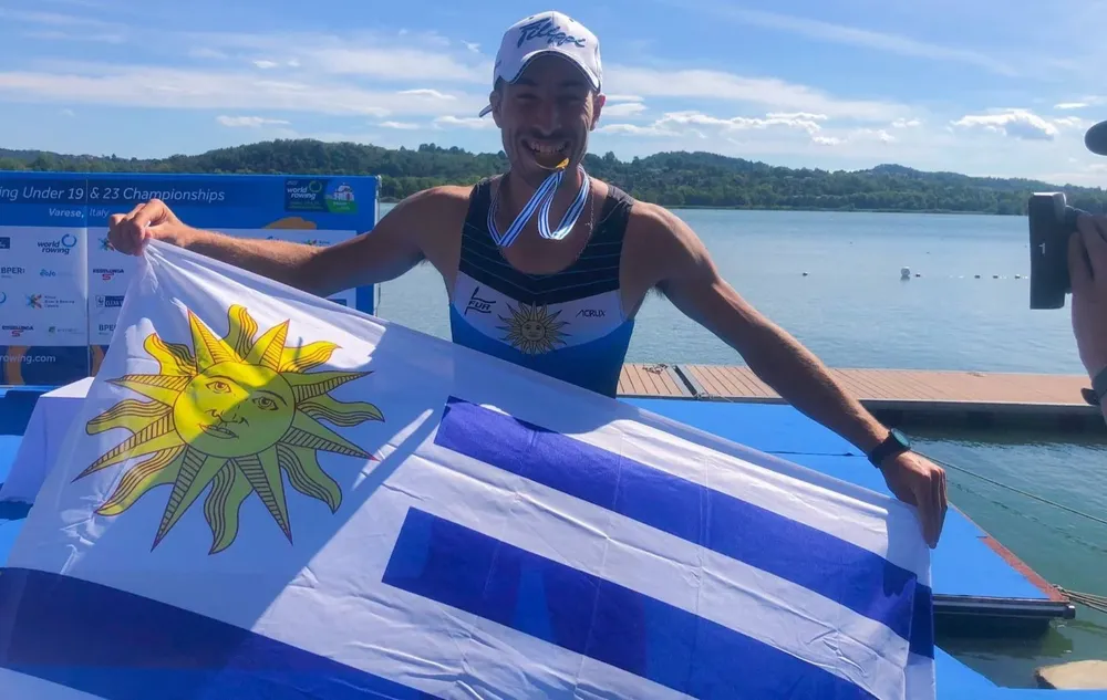 Felipe Klüver luce orgulloso la medalla de oro por ser campeón mundial sub 23 en remo