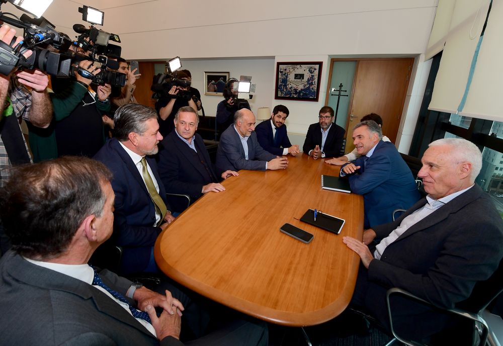 Orsi junto a los líderes de los partidos políticos en Torre Ejecutiva