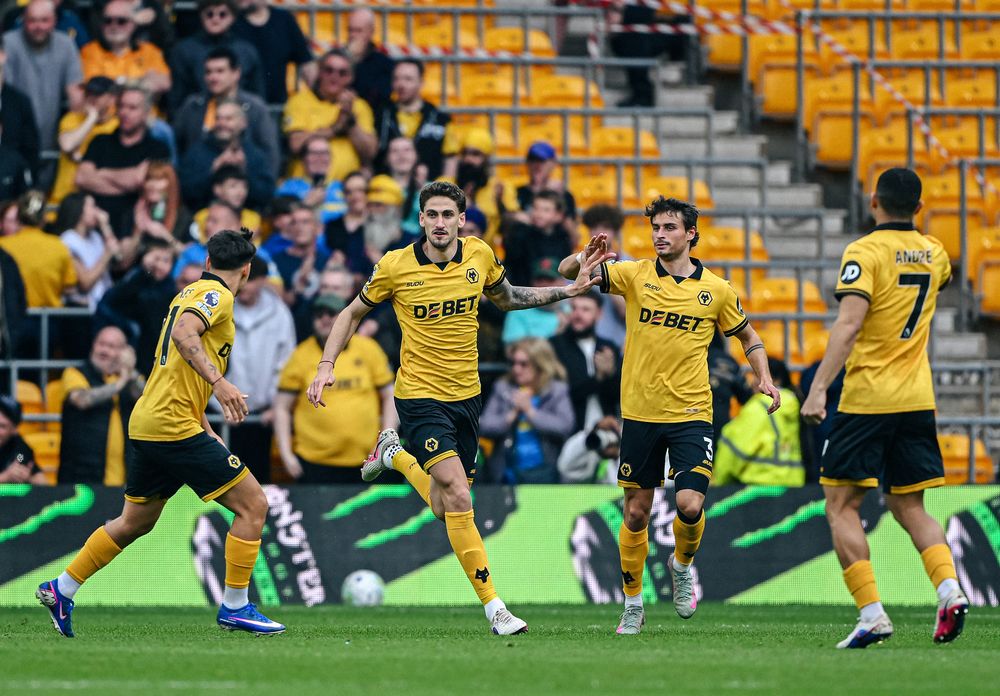 Santiago Bueno celebra su gol contra el Sunderland por la Premier League