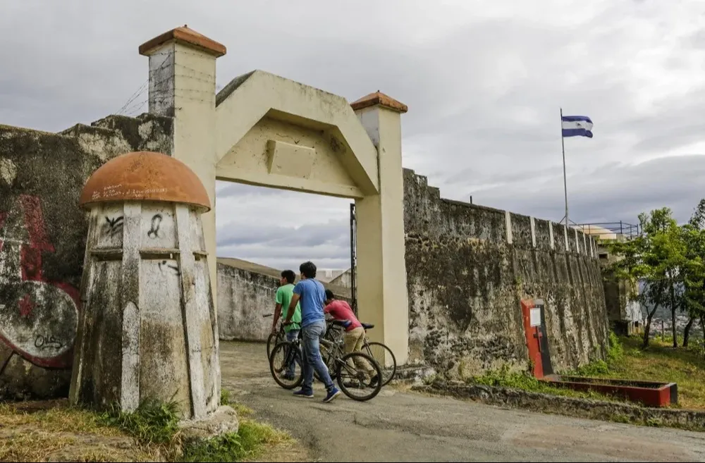 Frente del complejo turístico Fortaleza de Coyotepe administrado por la Asociación de Scouts, clausurada por el gobierno nicaragüense.