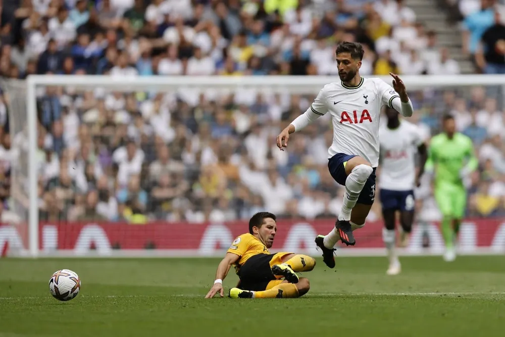 Rodrigo Bentancur ante Wolverhampton por la Premier League