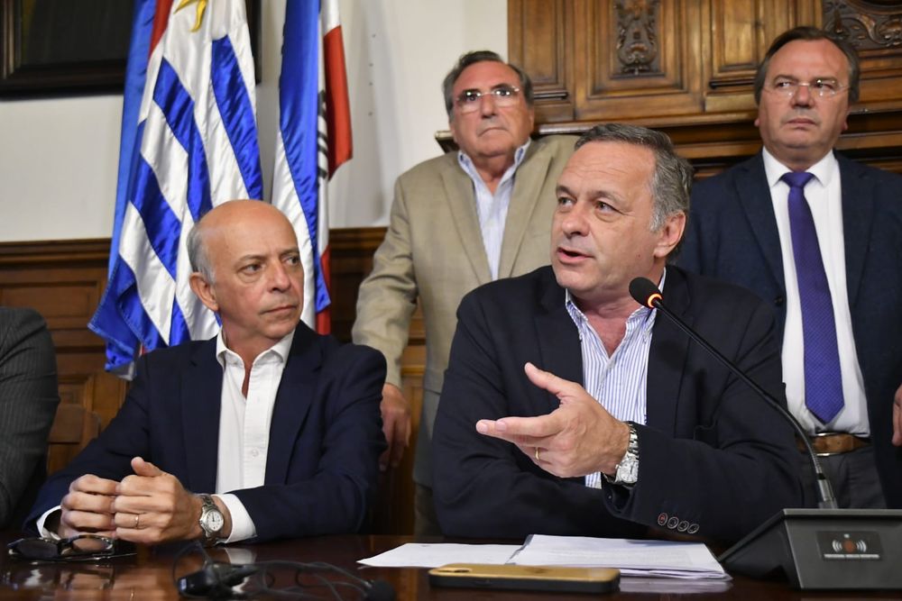 El candidato Álvaro Delgado en la sede del Partido Nacional