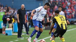 Maximiliano Gómez de Nacional ante Maximiliano Olivera de Peñarol por la final de la Liga AUF Uruguaya