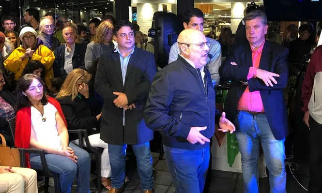 Tras su primera crisis, Novick hizo un acto para demostrar fortaleza