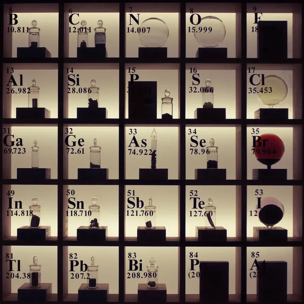 Una bella exposición de la tabla periódica en la Universidad de Oregon, Estados Unidos.