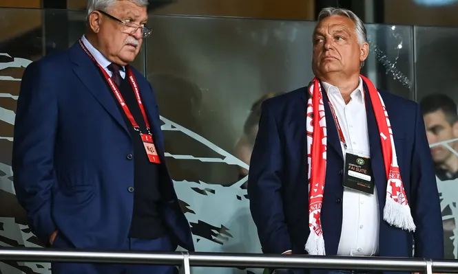 Sandor Csanyi, presidente del Banco OTP y de la federación de fútbol, y Viktor Orbán presencian la derrota de Hungría ante Irlanda, lo que impidió que clasificaran para el Mundial.