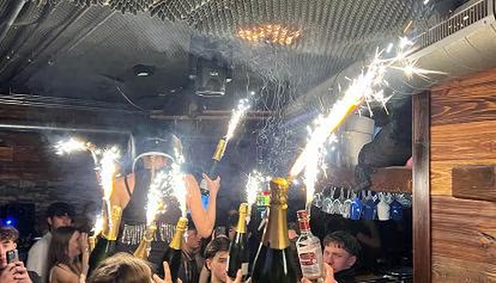 Las chispas de una bengala encienden la espuma del techo de la discoteca.