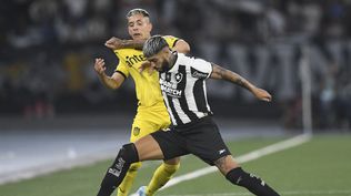 Leonardo Fernández de Peñarol ante Alexander Barboza de Botafogo