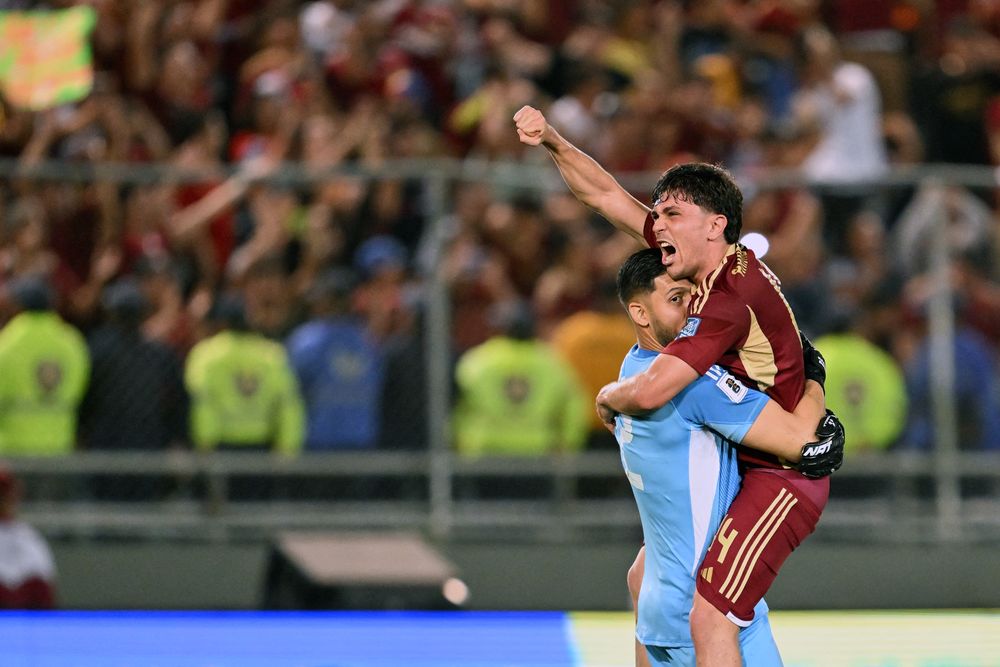 Rafael Romo y Jon Aramburu de Venezuela celebran la victoria ante Perú por Eliminatorias