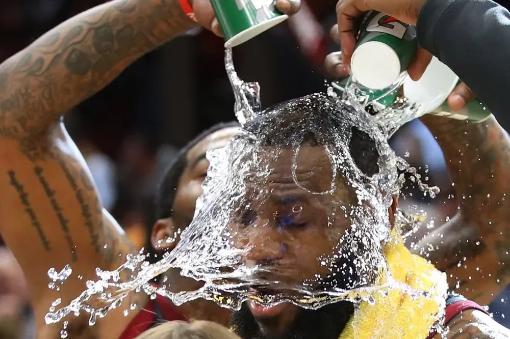 LeBron tuvo un festejo especial por parte de sus compañeros