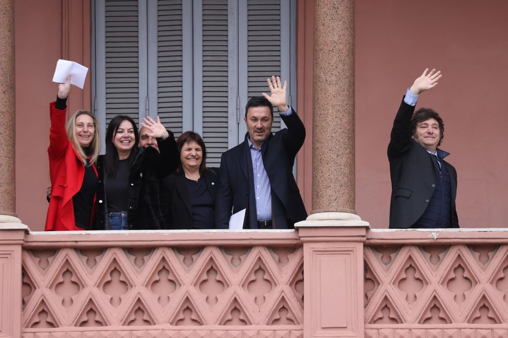 La secretaria general Karina Milei, los ministros Sandra Pettovello, Patricia Bullrich, Luis Petri y el presidente Javier Milei saludan en el balcón de la Casa Rosada tras una reunión de gabinete