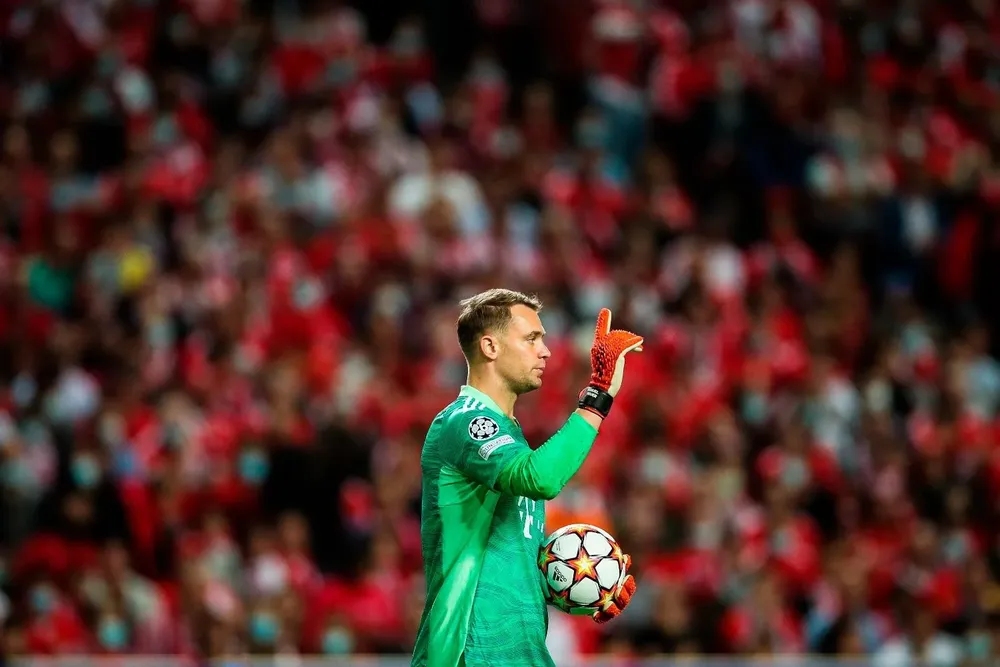 Manuel Neuer contra un estadio lleno de Benfica