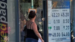 En la pizarra al público el dólar se ofrece arriba de los $ 45 para la venta.