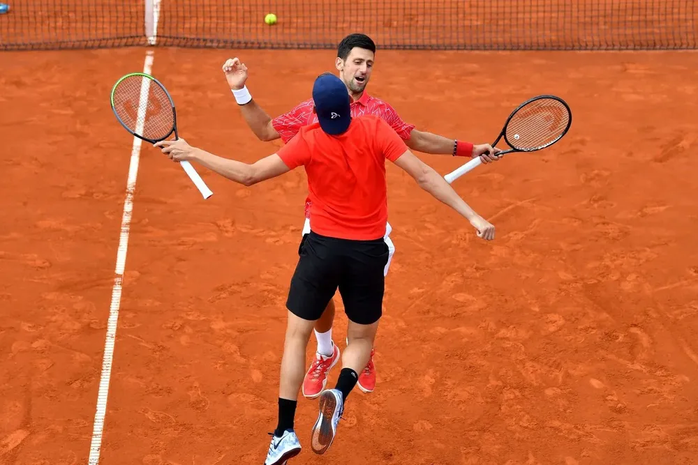 Djokovic y Krajinovic, saludo sin distancias