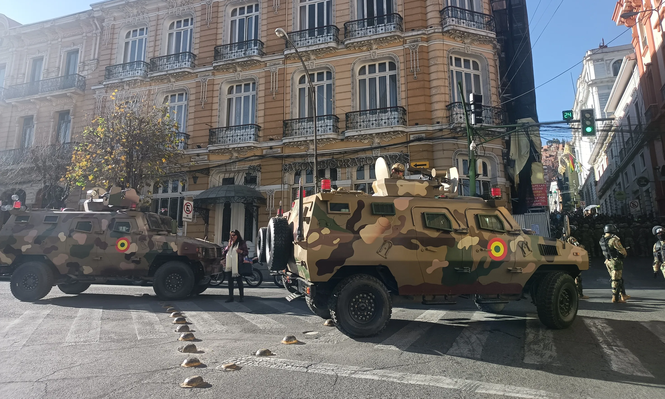 Tanques militares en La Paz, Bolivia.
