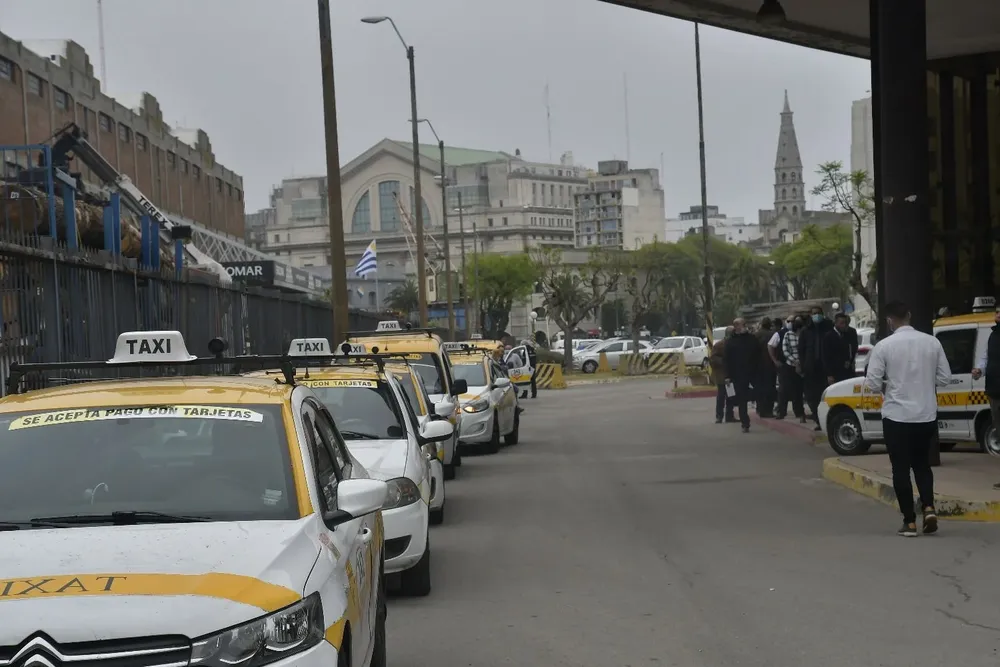 Archivo, llegada del Buquebus desde Buenos Aires