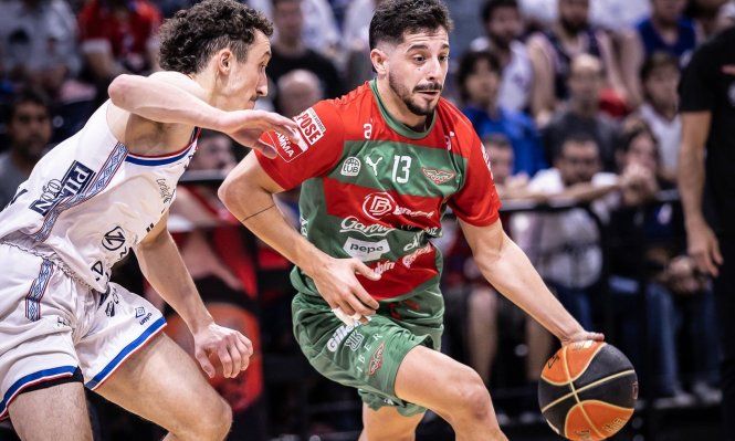 Mateo Sarni y Juan Santiso en la primera final de la Liga Uruguaya de Básquetbol que juega Nacional y Aguada