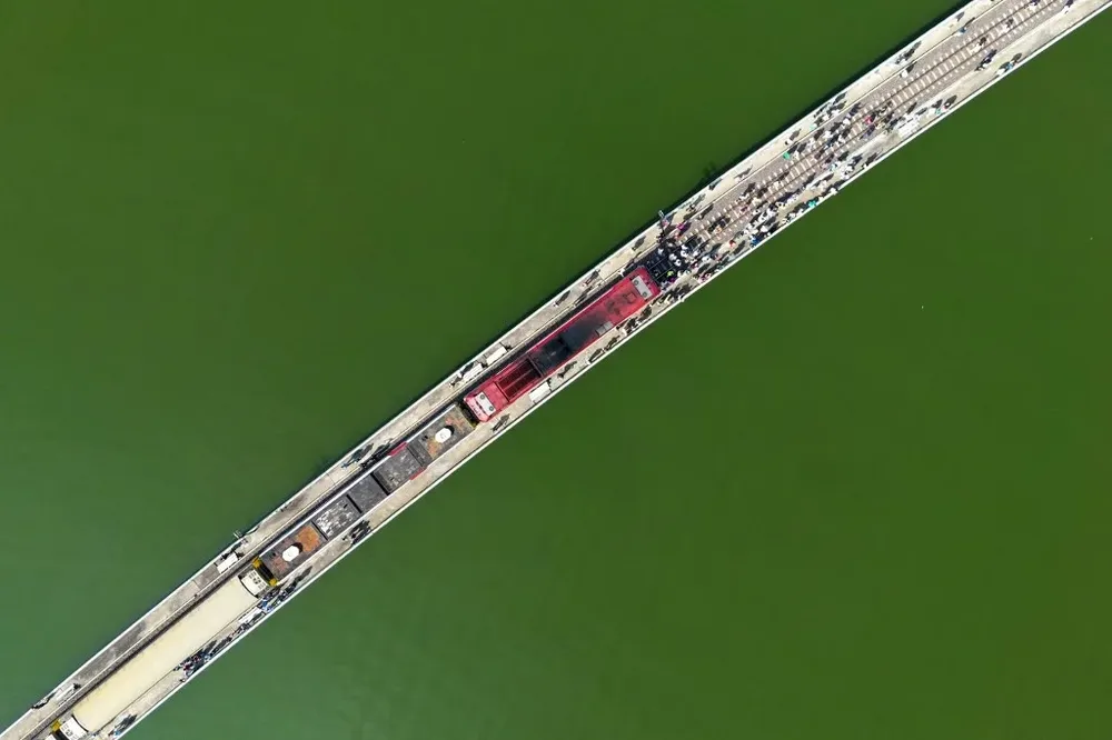 La represa de Pasak Jolasid, utilizada para la agricultura, se convirtió rápidamente en una atracción turística gracias a los populares viajes en tren que se realizan entre noviembre y enero.