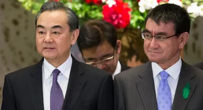 Los ministros de relaciones exteriores de China, Wang Yi y de Japón, Taro Kono