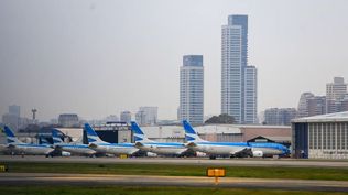 Aerolíneas Argentinas canceló 300 vuelos por el paro de los gremios aeronáuticos.