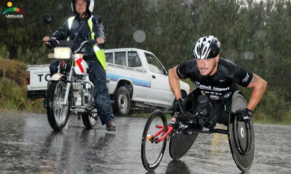 Eduardo Dutra luchando contra las elevaciones de Lavalleja