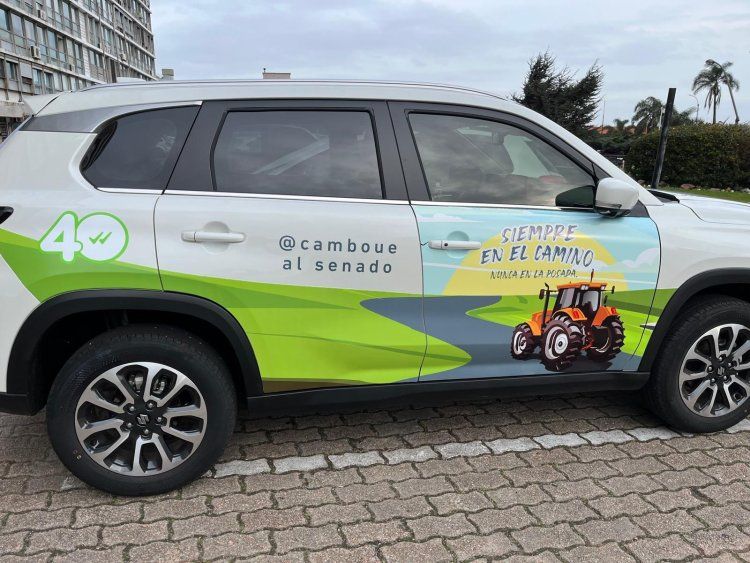 La camioneta con la que deben posar los caminantes