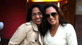 Fotografía cedida por Sharada Balachandran Orihuela (i) posando con su prima Kamala Devi Harris (d), actual vicepresidente de los Estados Unidos y candidata presidencial demócrata. 