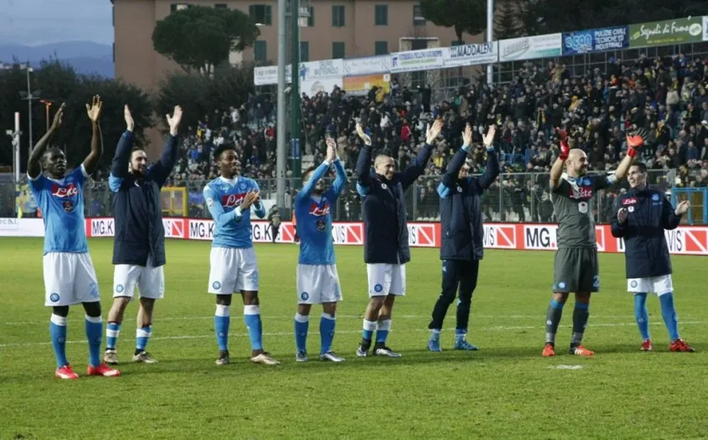 Los jugadores de Napoli saludan a sus hinchas en el pequeño estadio de Frosinone, en el que golearon 5-1 para pasar a liderar la Liga de Italia
