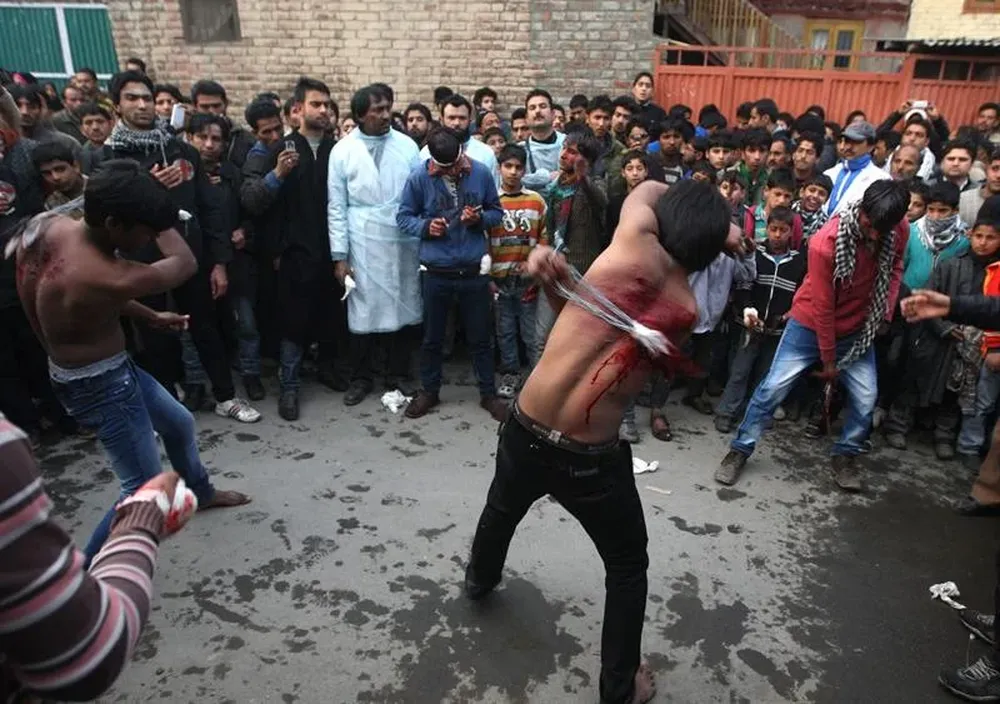 India- Unos chicos chiíes se autoflagelan durante la celebración de la Ashura en Cachemira