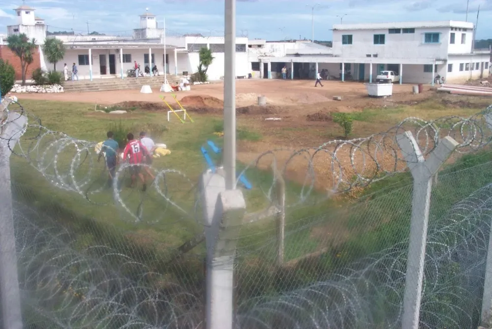 El joven había dejado mensajes en la pared de su celda anunciando su intención