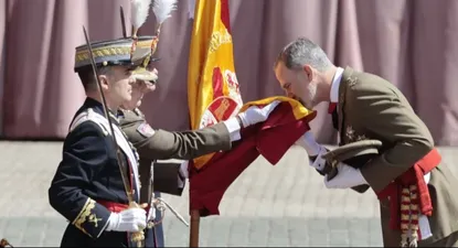 El Rey Felipe VI besa la bandera de España por tercera vez.