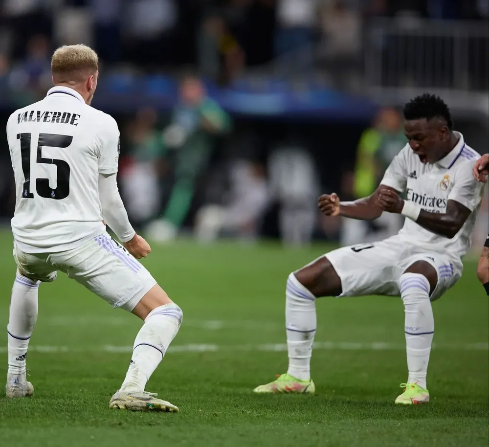 Federico Valverde y Vinícius Jr. en el último partido en que el uruguayo anotó un golazo tras una asistencia del brasileño