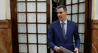 Pedro Sánchez se retira del recinto del Congreso de los diputados.