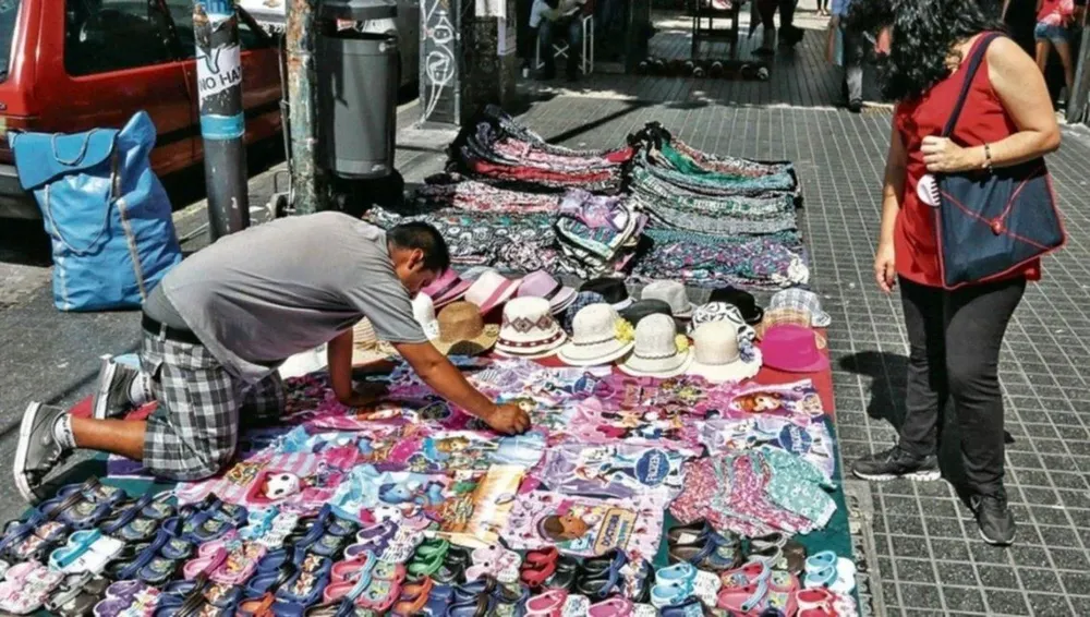 El Gobierno porteño desmanteló a más de 200 vendedores ambulantes en Constitución