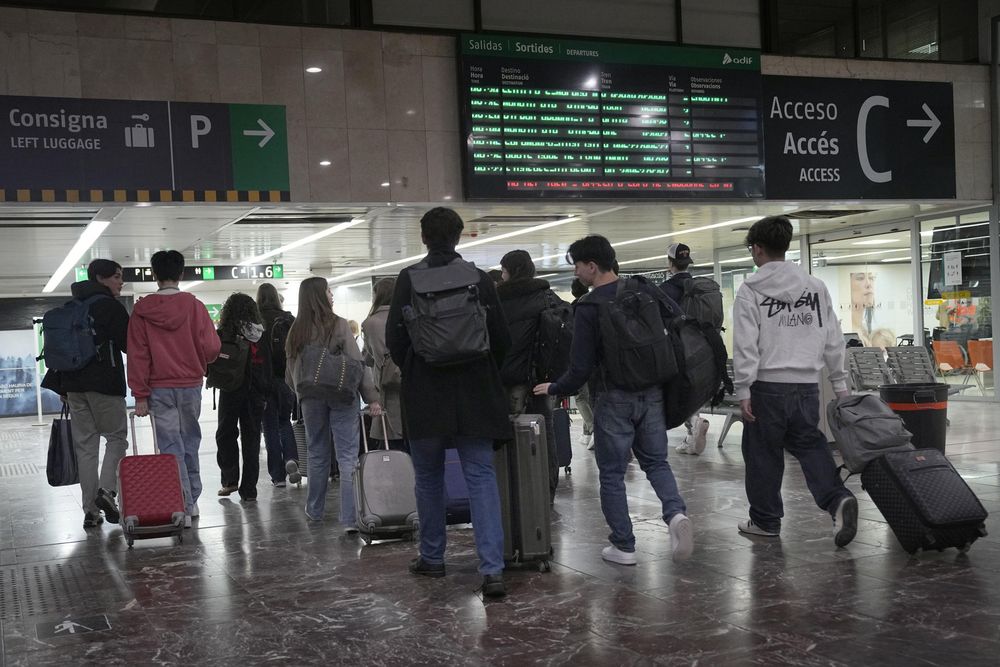 La estación de Sants, en Barcelona, vuelve a recibir pasajeros.