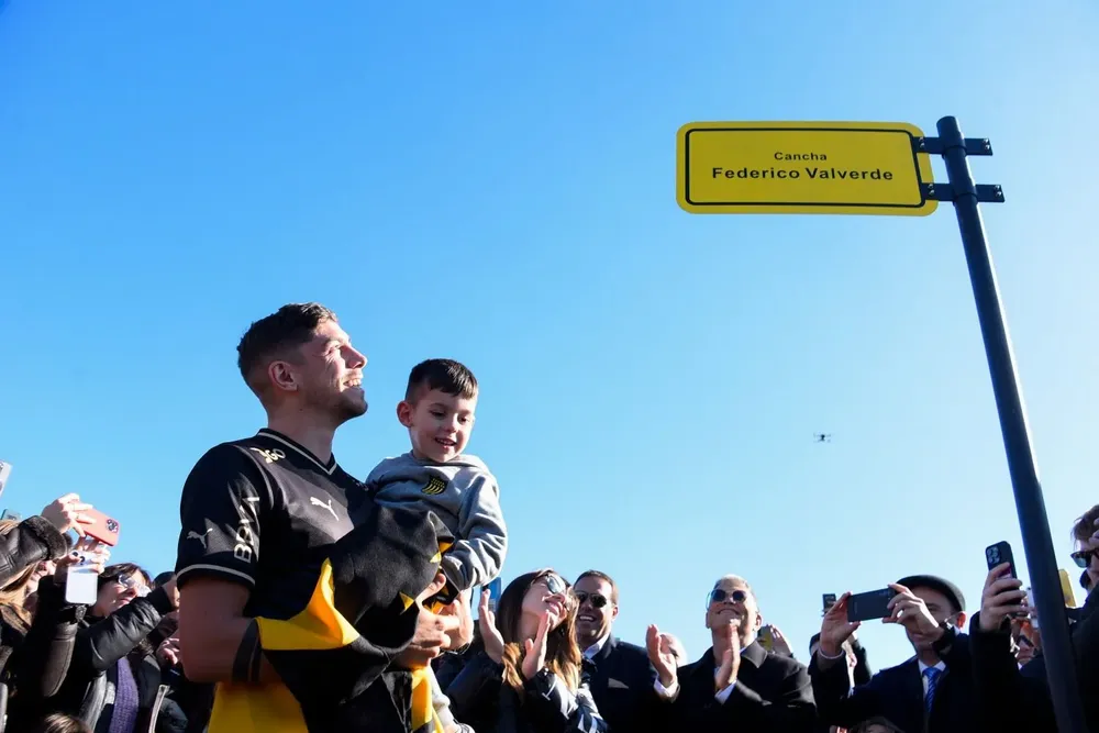 Valverde en la cancha con su nombre