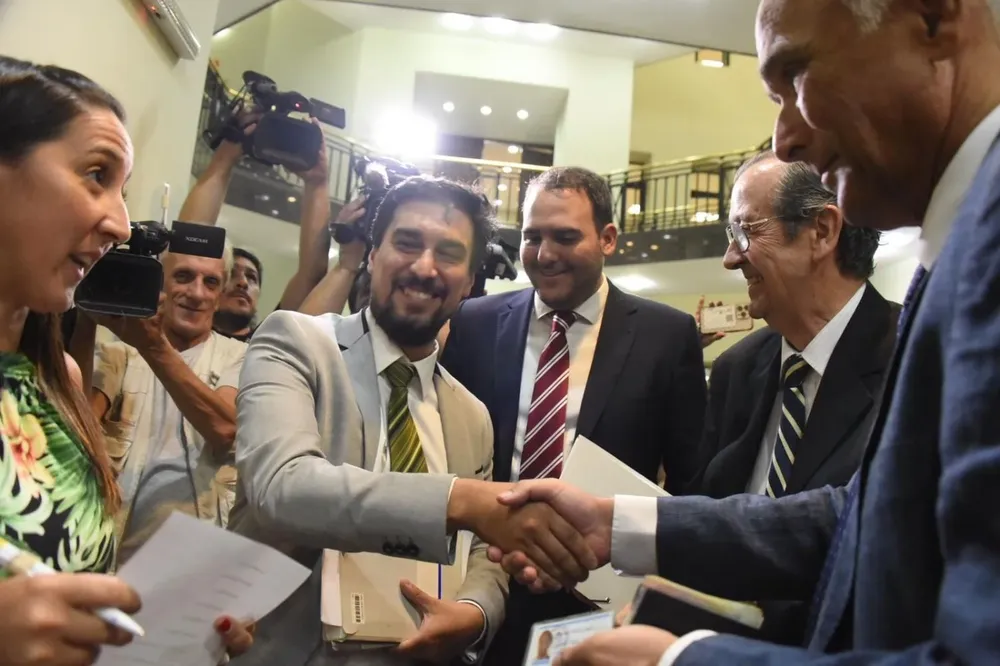 Los abogados se saludan antes de ingresar