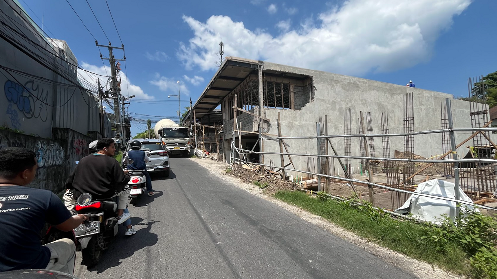 Las estrechas carreteras de Canggu, que antes atravesaban arrozales, ahora están flanqueadas por construcciones.