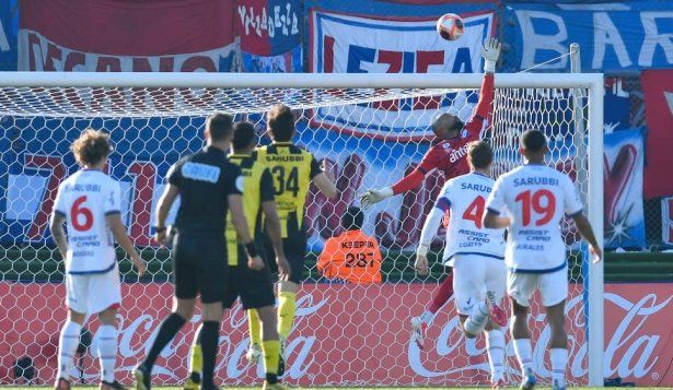 Luis Mejía salva el arco de Nacional en la final del Intermedio 2025 Nacional vs Peñarol