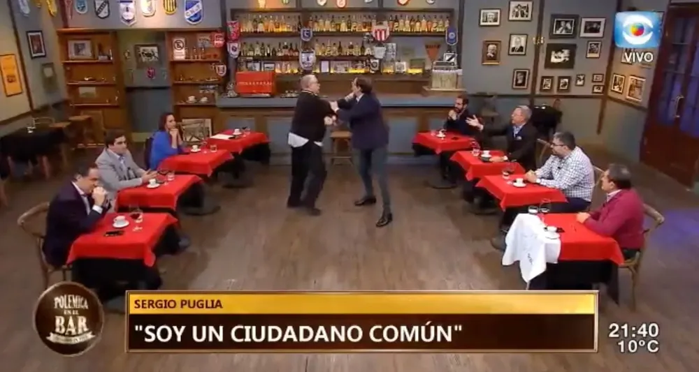 Durante Polémica en el bar se dio un enfrentamiento entre Julio Ríos y Sergio Puglia en el que intercedió Jorge Piñeyrúa