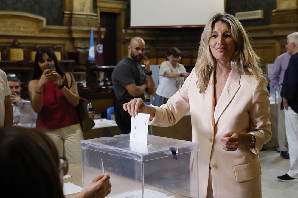 La líder de Sumar, Yolanda Díaz, vota en el 9J en un colegio electoral de Madrid. EFE