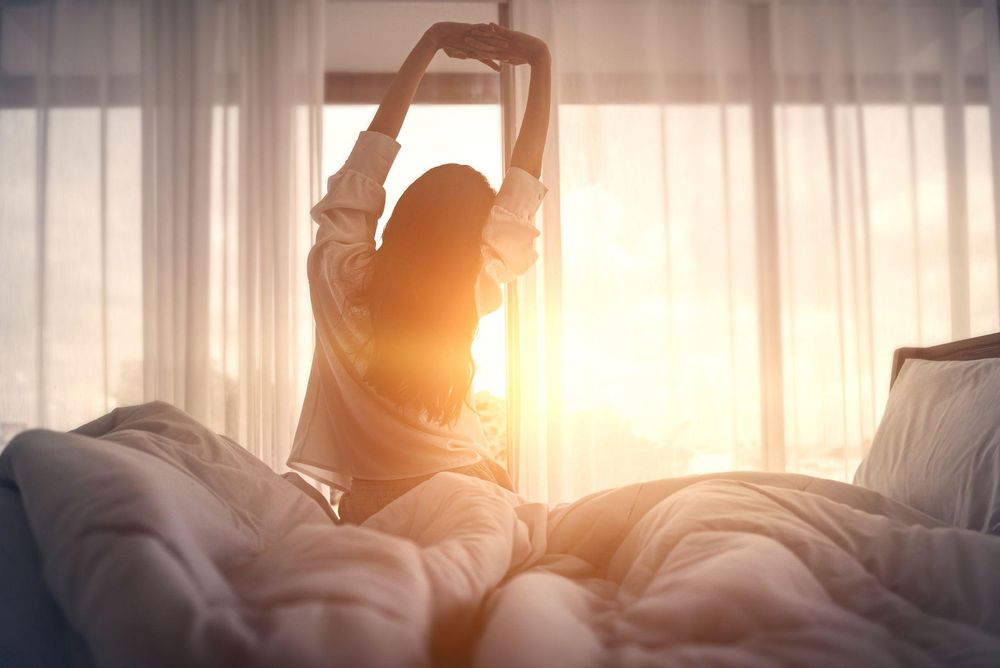 Para adaptar más rápidamente el reloj biológico a la zona horaria de destino, el exponerse a la luz solar ya sea de mañana o tarde, puede ayudar.
