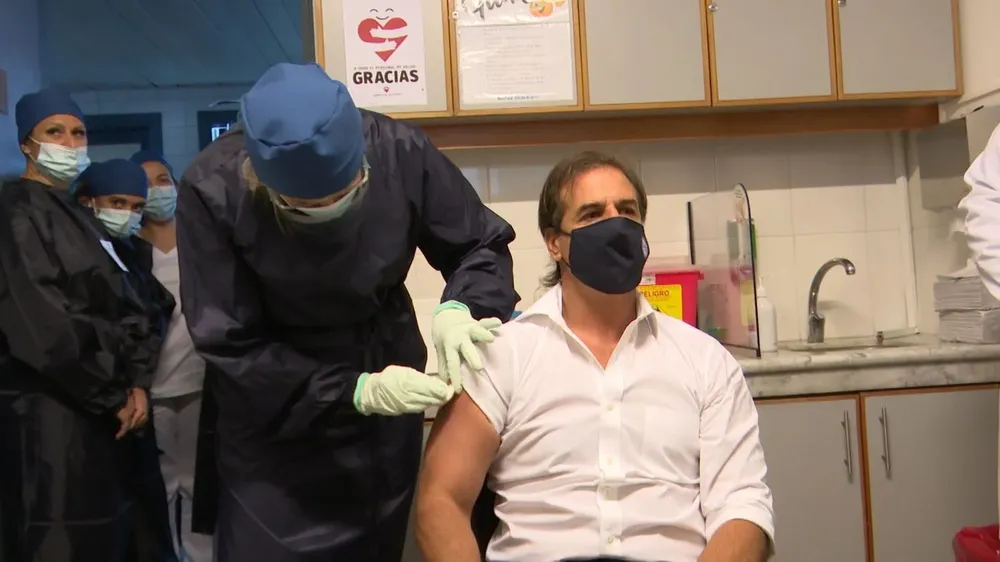 El presidente Luis Lacalle Pou se vacunó contra covid-19 en el Hospital Maciel