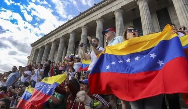 Venezolanos siguiendo las elecciones en Argentina: expectativas de los militantes y solo 2600 habilitados a votar