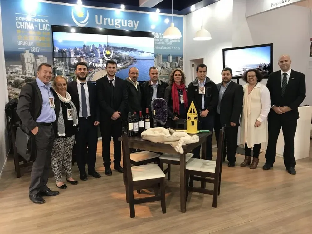 Funcionarios de Uruguay XXI, representantes de intendencias y empresarios en la 40a Expointer.