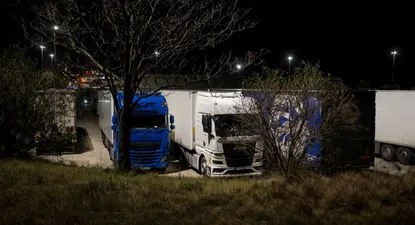 Varios camiones en la autopista AP-7 cortada a la altura de La Jonquera por la protesta de los agricultores franceses.