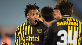Abel Hernández festeja el gol que le dio la victoria a Peñarol